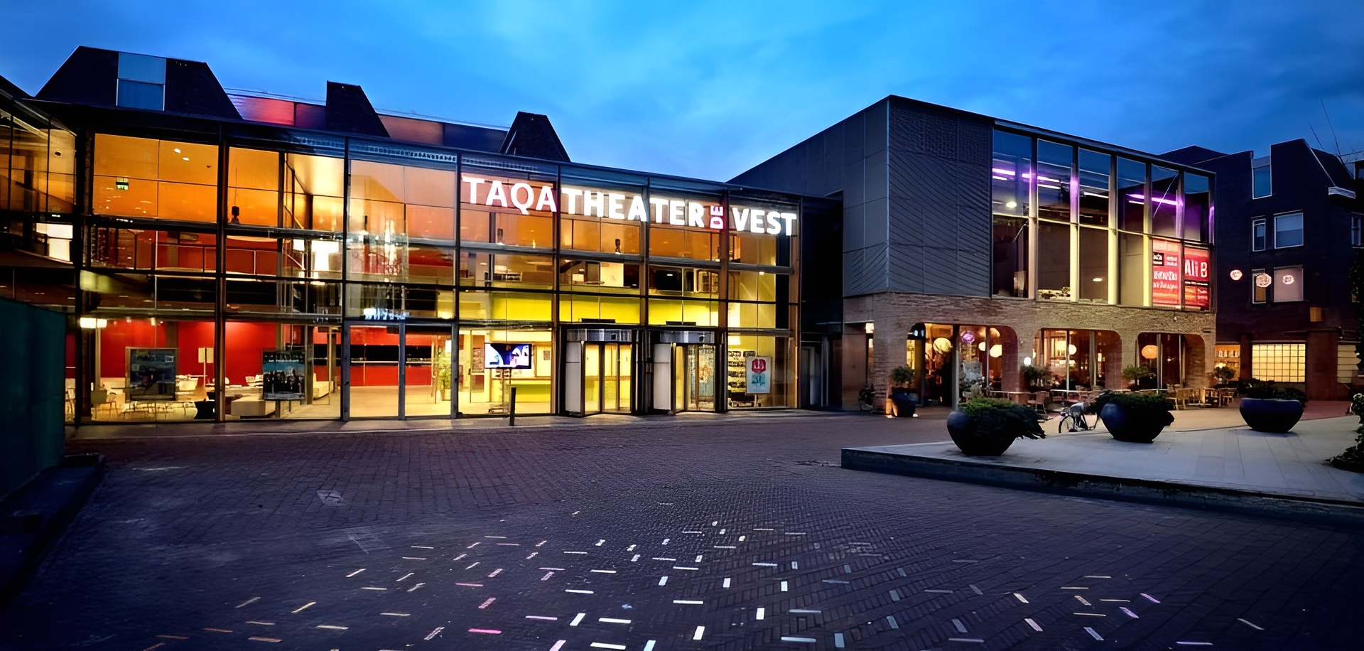 Buitenaanzicht theater de Vest in Alkmaar in de nacht